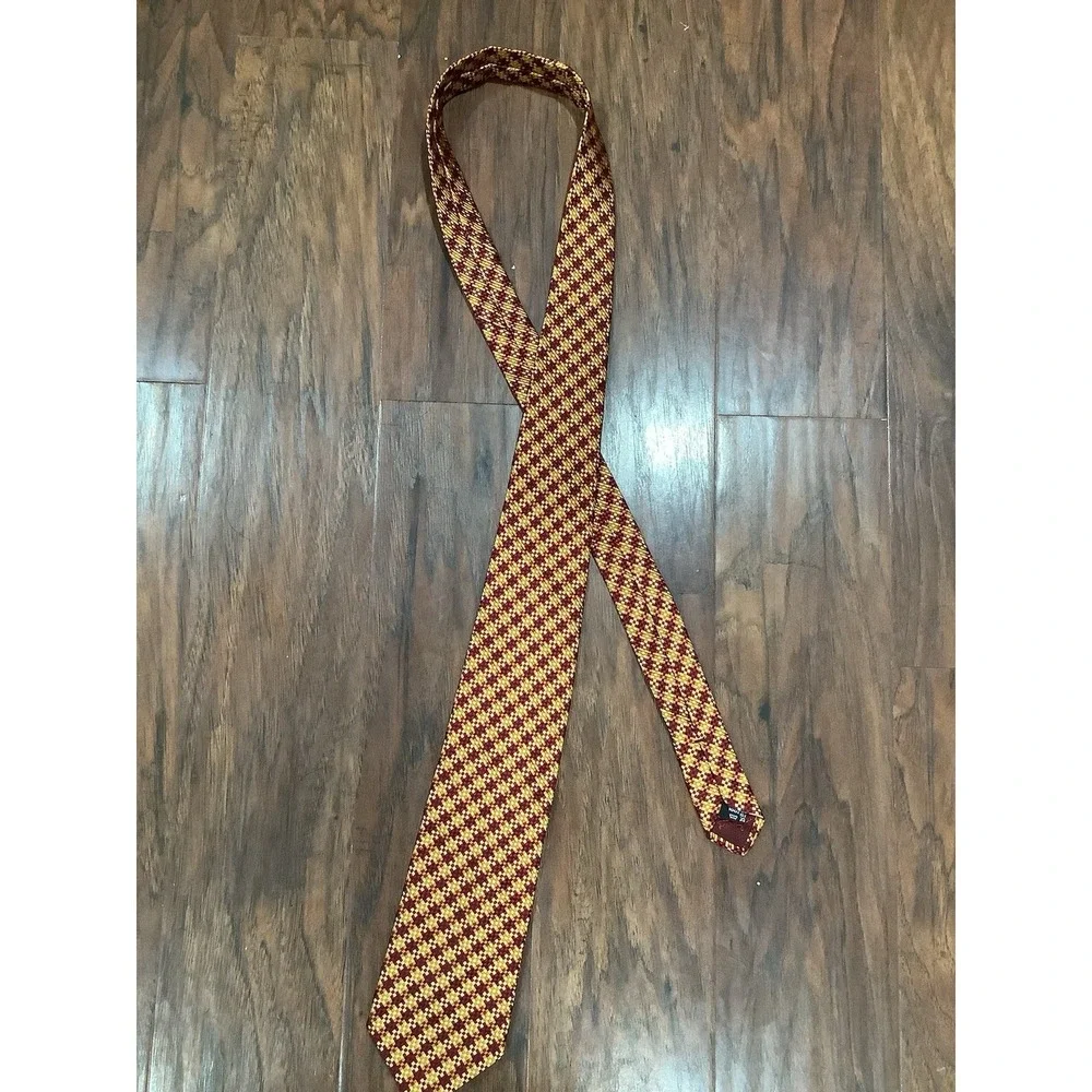 Salvatore Ferragamo Neck Tie Beautiful 100%Silk Made in Italy